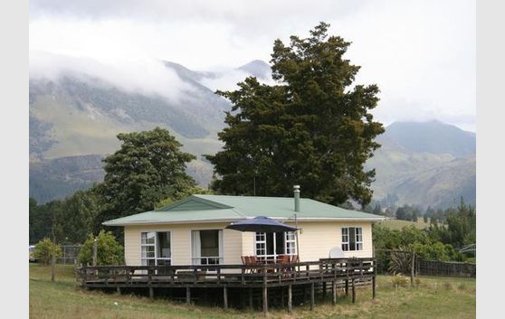 STUNNING VIEWS OF MIDDLE EARTH FOR FAMILIES,COUPLES OR LARGE GROUPS. SELF CONTAINED CHALET, FULLY CATERED OR BED AND BREAKFAST