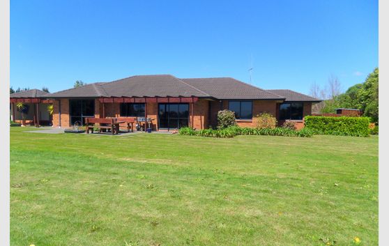 Fancy a bit more Space? Great Home just 15 mins to Greerton or Town
