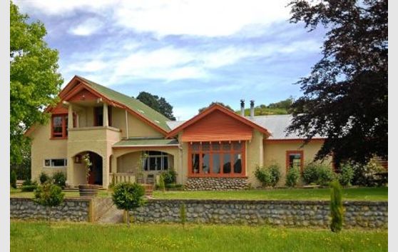 Unique Lifestyle with 5/6 Bedrooms on 2.5 Acres
