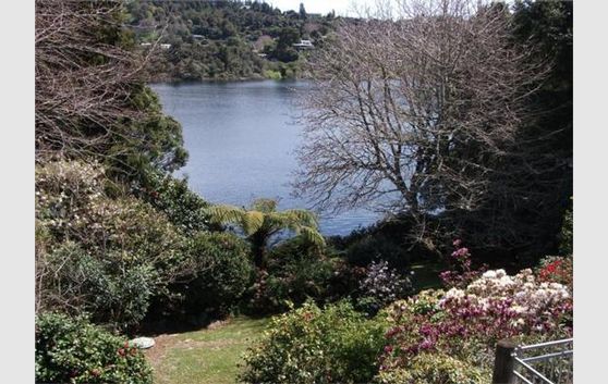 Lakeside homestay (bed & breakfast)