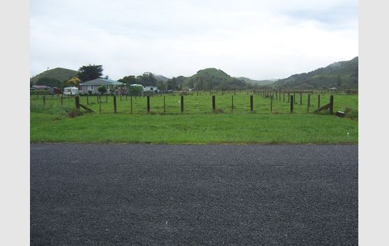 TOLAGA BAY.. SECTIONS CLOSE TO TOWN..