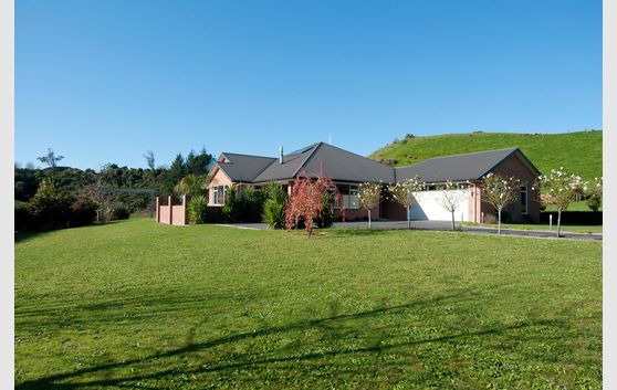 Peaceful Rural Outlook Just 10 Minutes Drive From The City