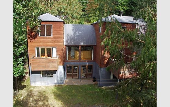 NESTLED IN ARTHURS POINT
