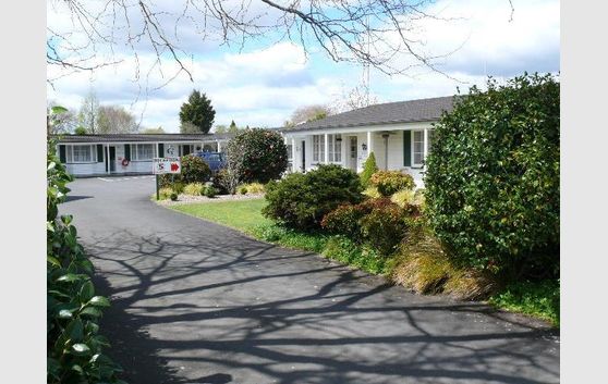 CAMBRIDGE: Profitable 15 Unit Motel. Lease $635,000