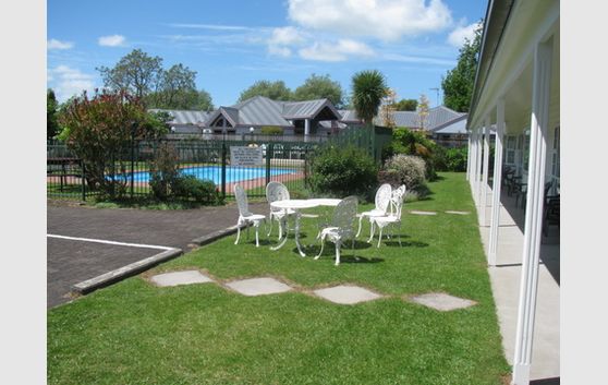 Not your ordinary motel: this is quiet & secluded yet busy.