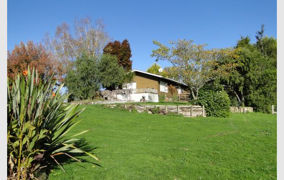 BEAUTIFUL LOCATION - MILLION DOLLAR VIEWS - GREAT VALUE