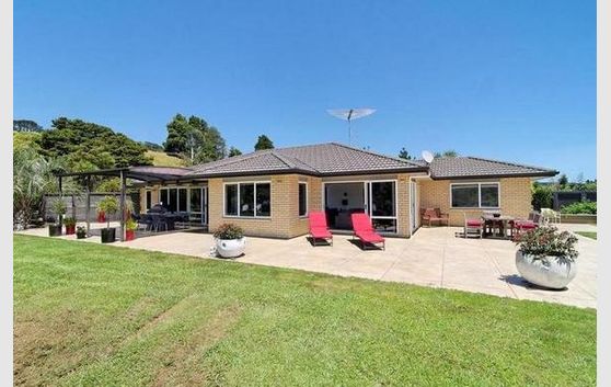 EXECUTIVE RESIDENCE WITH ENVIABLE LIFESTYLE!