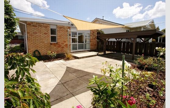 AFFORDABLE STRANDON TOWNHOUSE