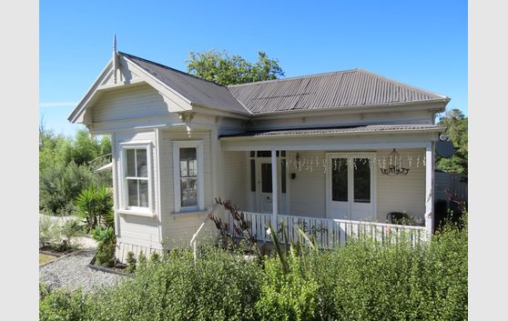 Simply Irresistible - Gorgeous Villa With Land!