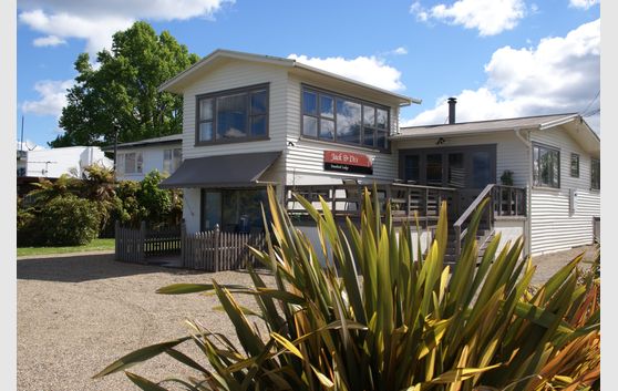 5 Bedroom Lodge located on Lake Rotorua