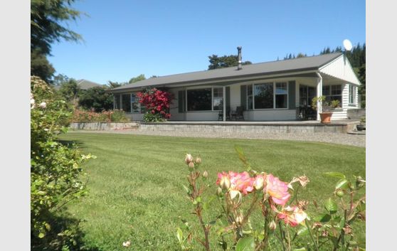 Modern Living - Rural Lifestyle in Bulls