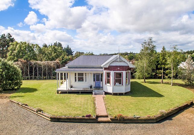 karaka 3房 romantic historic homestead on 1.1 acres