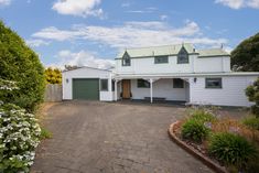 PARK-LIKE GROUNDS & EXCELLENT RURAL VIEWS