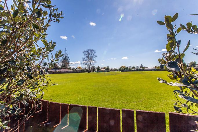 te atatu peninsula 5房 home and income beside the park