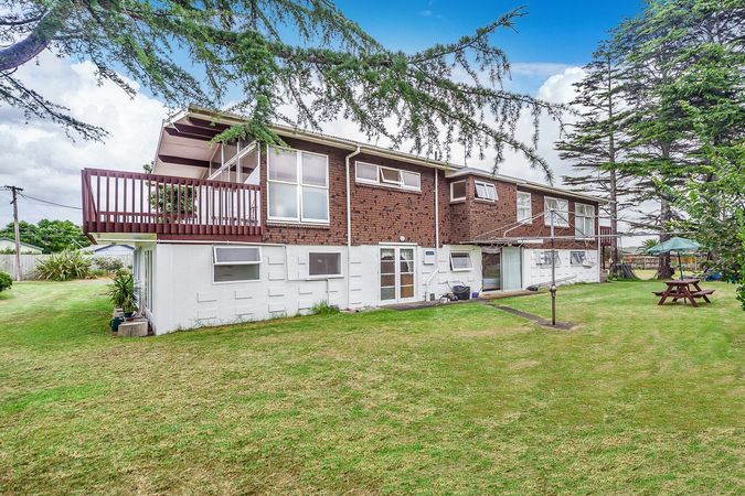 henderson 4房 3392m2 land with huge potential! large home!